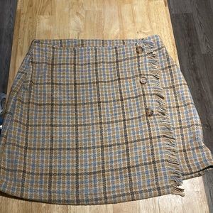Super cute skirt with fringe and 3 buttons.